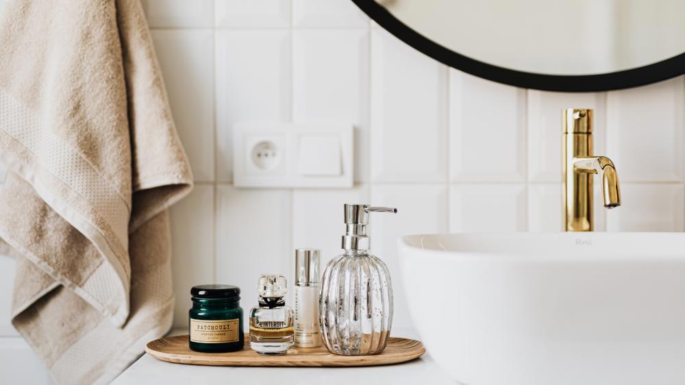 Cum modernizezi o baie fără renovare? Soluția tapetului autoadeziv Linea pentru faianță învechită